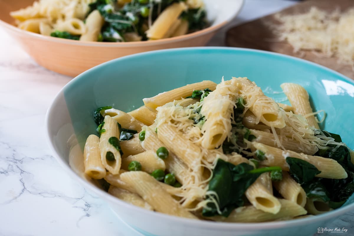 https://www.recipesmadeeasy.co.uk/wp-content/uploads/2017/05/penne-with-spinach-and-peas-LS.jpg